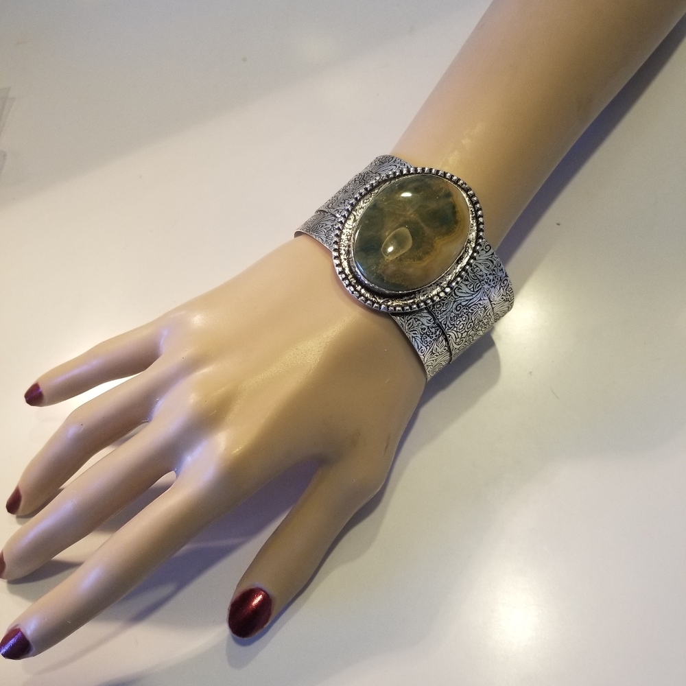 CLASSY BRACELET NWOT